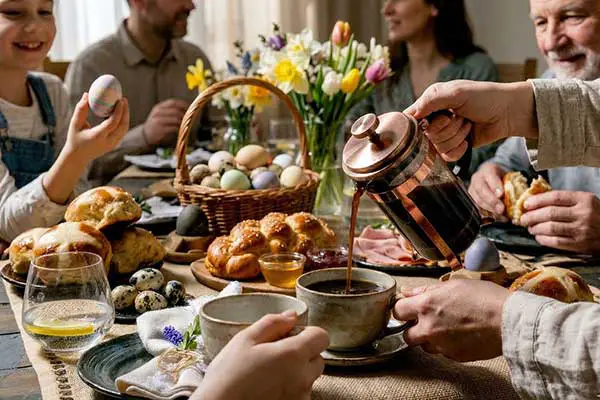 Familie am festlich gedeckten Tisch beim Osterfrühstück mit frischem Osterkaffee der Kaffeerösterei Kirmse