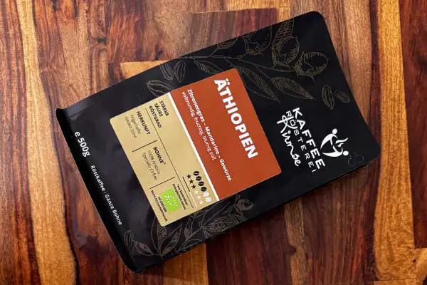 Der Kaffeecode entschlüsselt: Was bedeuten SCA, SHG, EP, AA, Bio & Co.